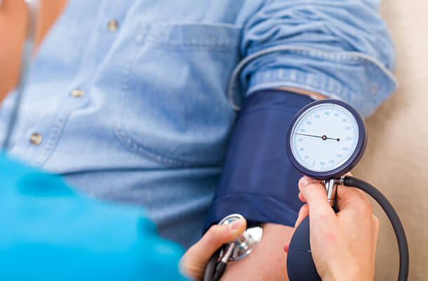 血圧を測定する画像