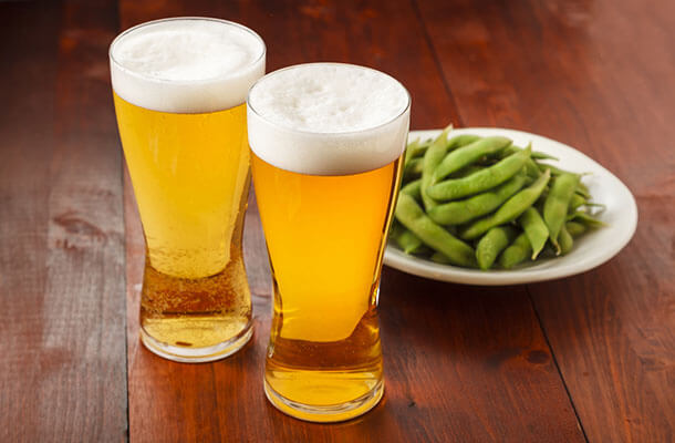 2杯のグラスビールと枝豆