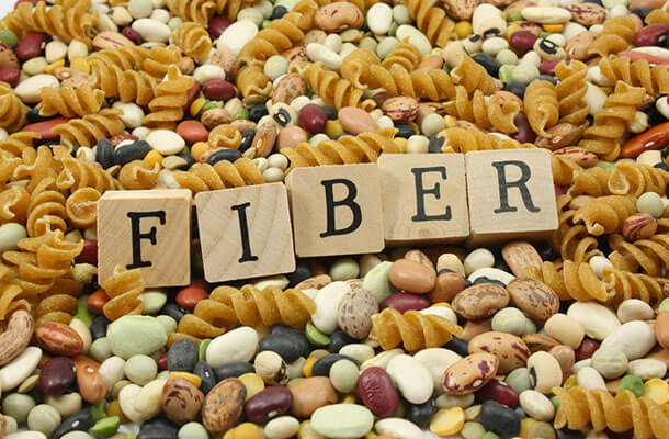 fiberと書かれた積み木とパスタと大豆