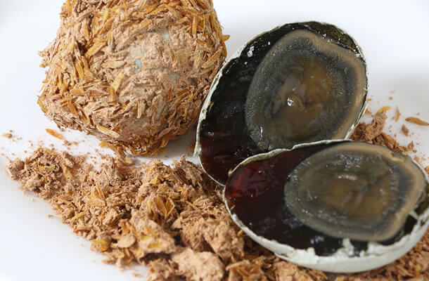 籾殻に覆われた殻つきのピータン