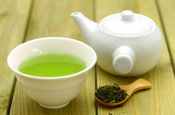 緑茶と急須と茶葉の画像