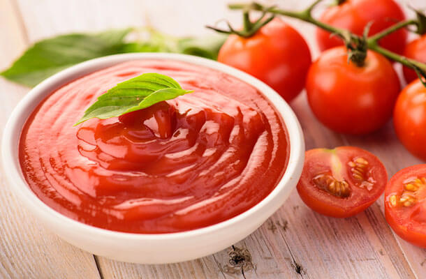 トマトケチャップとミニトマトのイメージ
