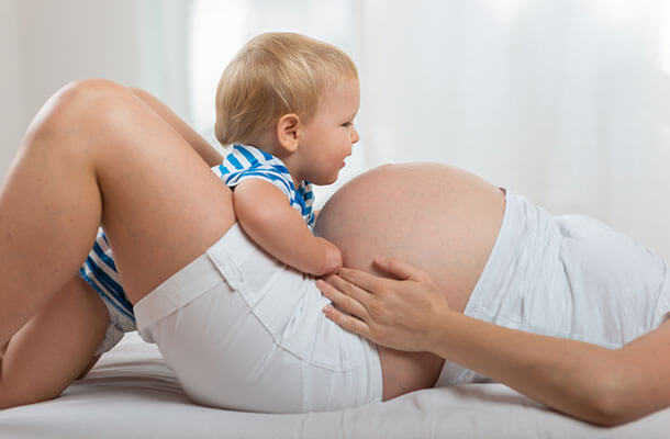 赤ちゃんと妊婦の画像