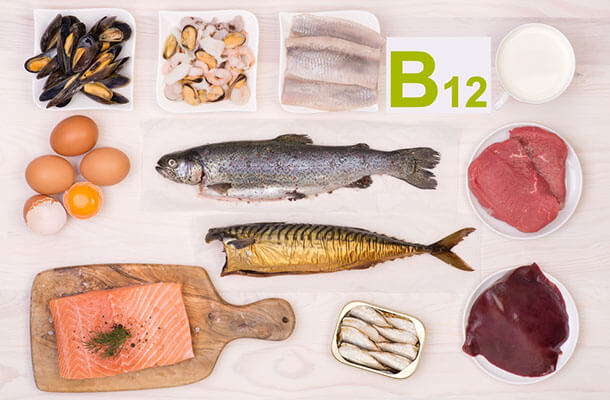 ビタミンB12を含む魚や肉を並べた画像