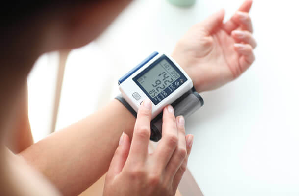 血圧を測っていて血圧がやや高めな女性