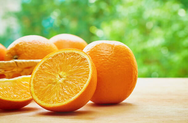 板の上に置いてあるオレンジ